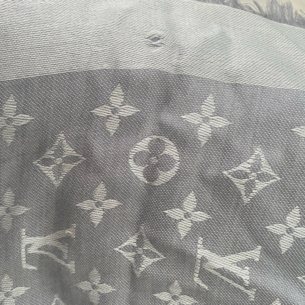 Louis Vuitton monogram shawl (scarf) - Picture 5 of 8